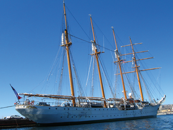 foto de barco esmeralda en puerto de valparaiso