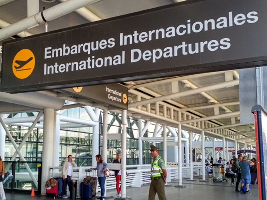 Embarque Aeropuerto de Santiago con personas entrando al edificio