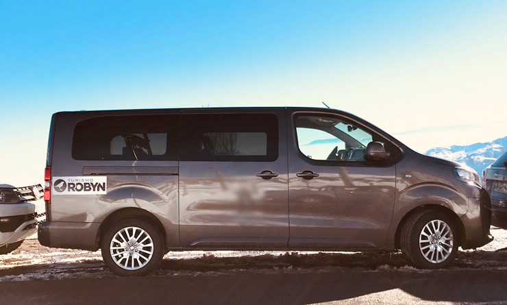 Foto de vehiculo Van de pasajeros gris